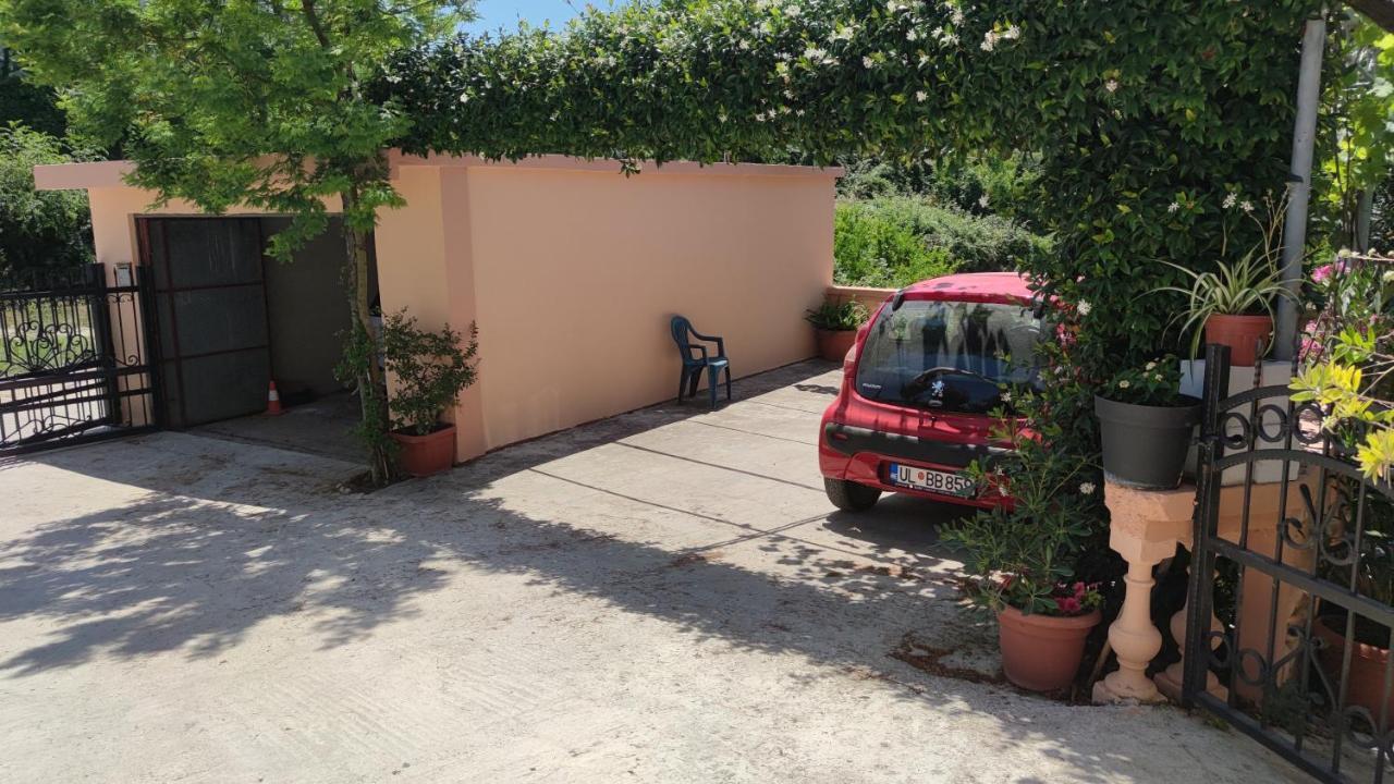 Guest'S House "Lindi&Roni" Apartment Ulcinj Bagian luar foto